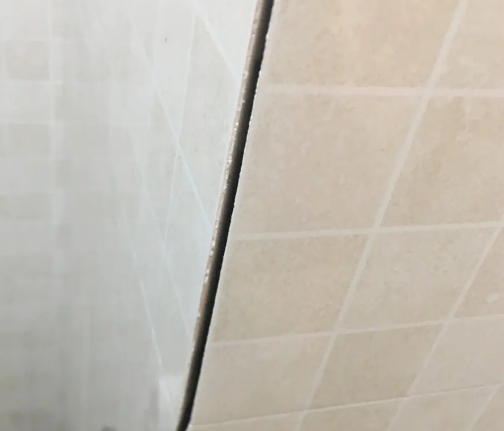 邱县瓷砖空鼓维修公司分享阳台瓷砖脱落的修复过程可以分为以下几个步骤