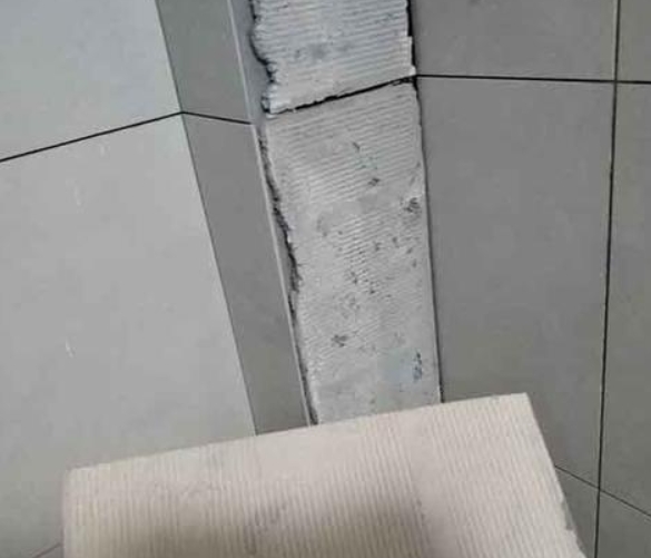 邱县瓷砖空鼓维修公司分享下厨房瓷砖脱落的补救措施。